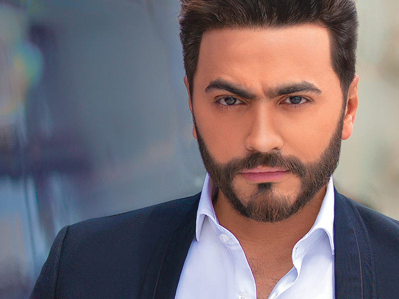 اضغط لمشاهدة الفيديو: تامر حسني يقبل يد معجبة في إحدى الحفلات